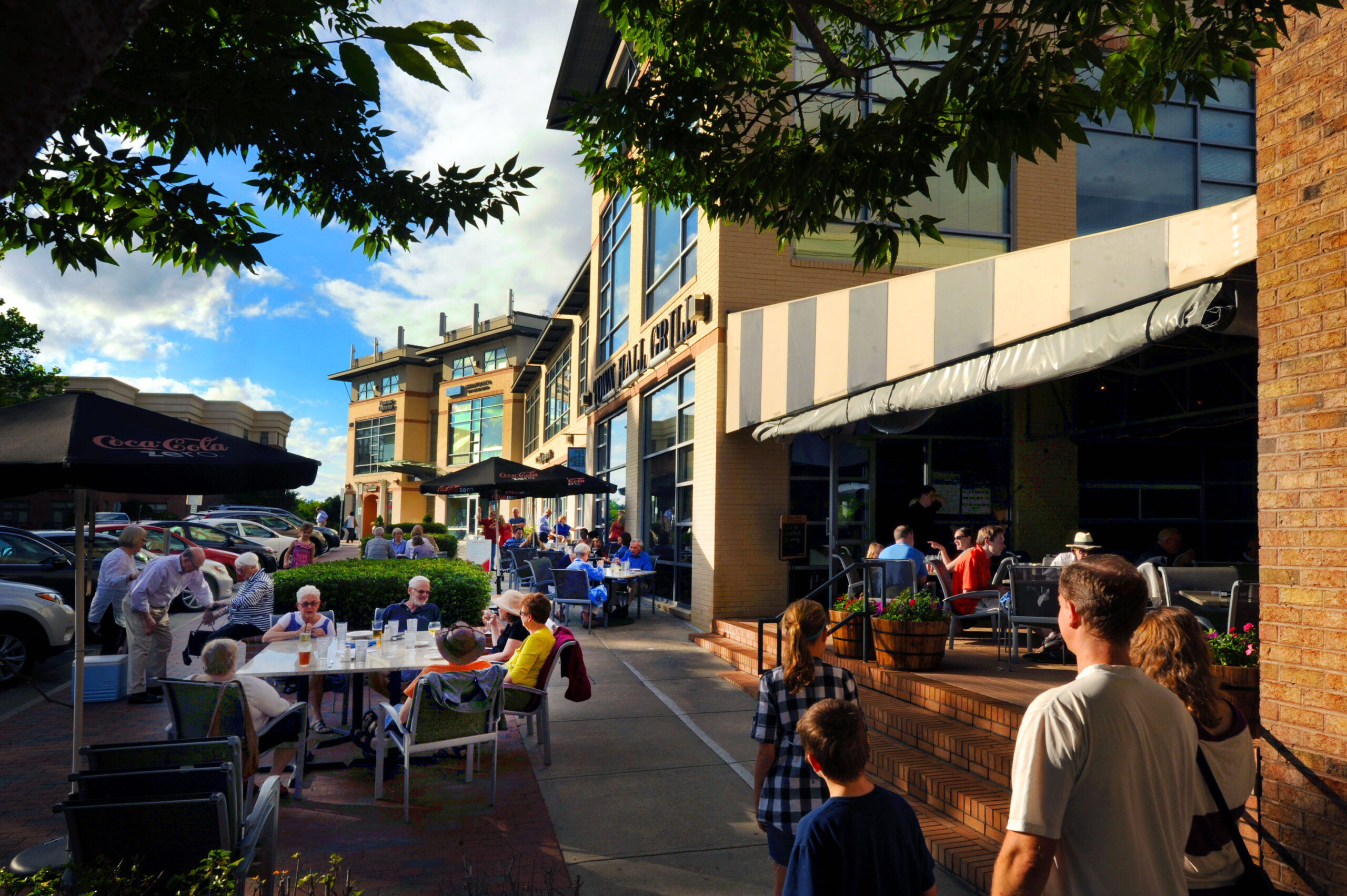 People enjoying lunch in a downtown setting sidewalk patio